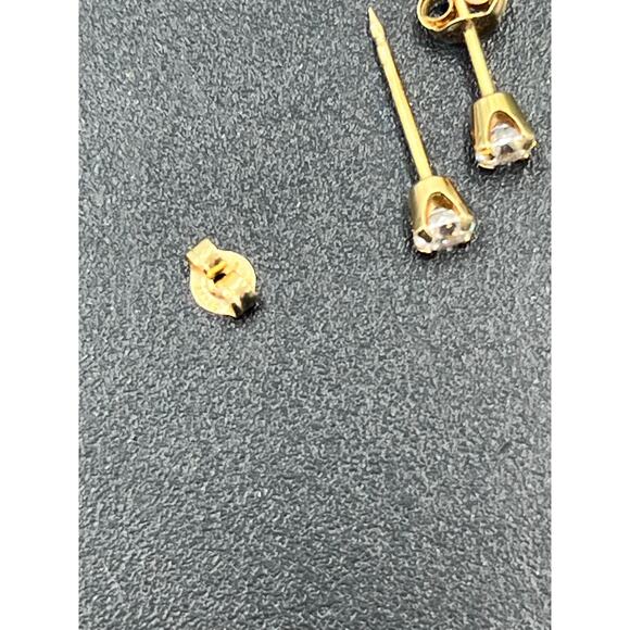 Yellow Gold 14k Marked IIIV Stud Earrings .40 grams - Picture 7 of 9